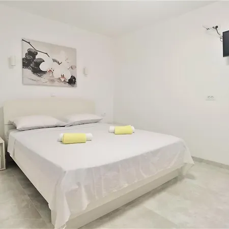 Danijela Apartment *